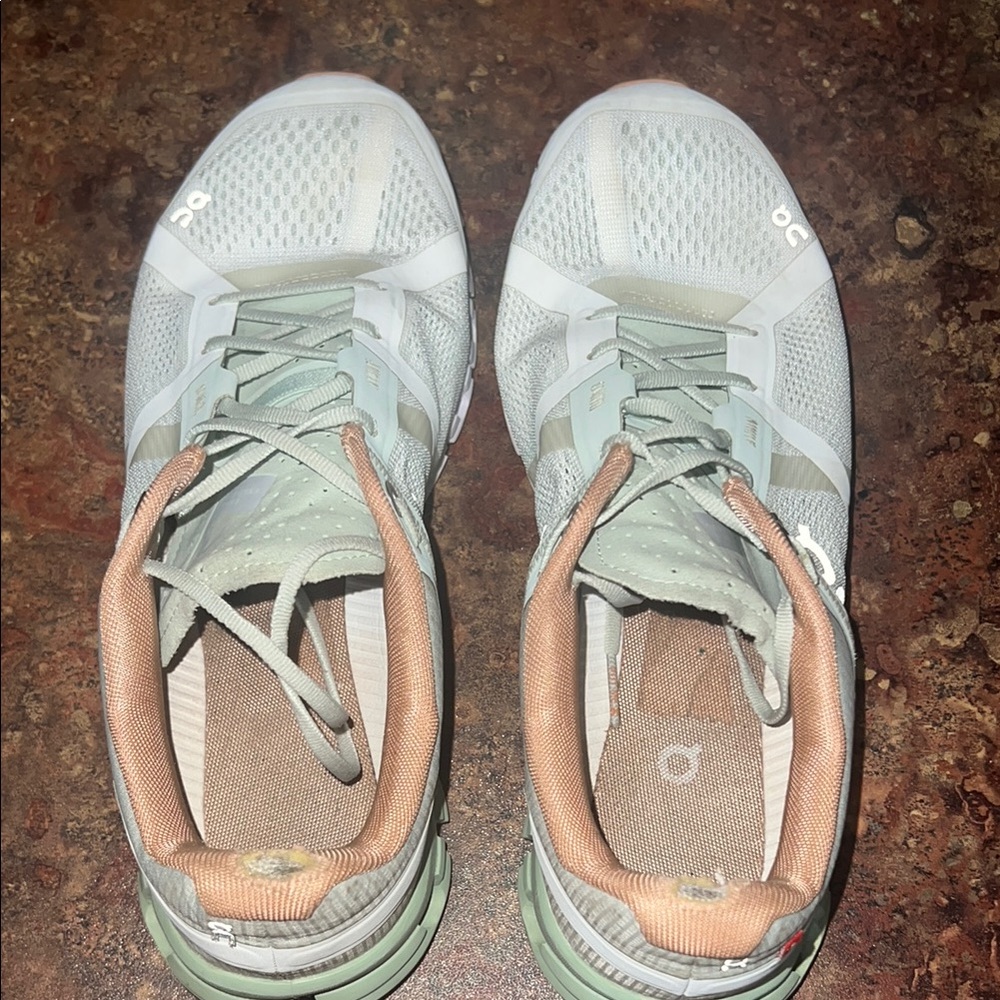 On Running Women's Cloudflow Tennis Shoe Sneaker size 8 Green Tan White